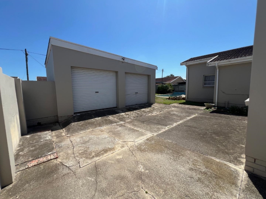 To Let 4 Bedroom Property for Rent in Rowallan Park Eastern Cape